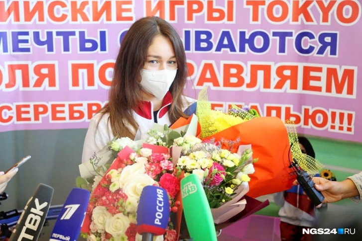 Когда Юлия прилетела в Красноярск после Олимпиады, ее встречали с оркестром и цветами Когда Юлия прилетела в Красноярск после Олимпиады, ее встречали с оркестром и цветами