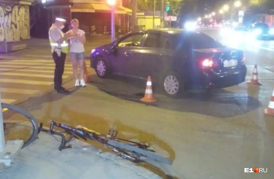 Авария на Малышева, где велосипедисту оторвало ухо, попала на видео