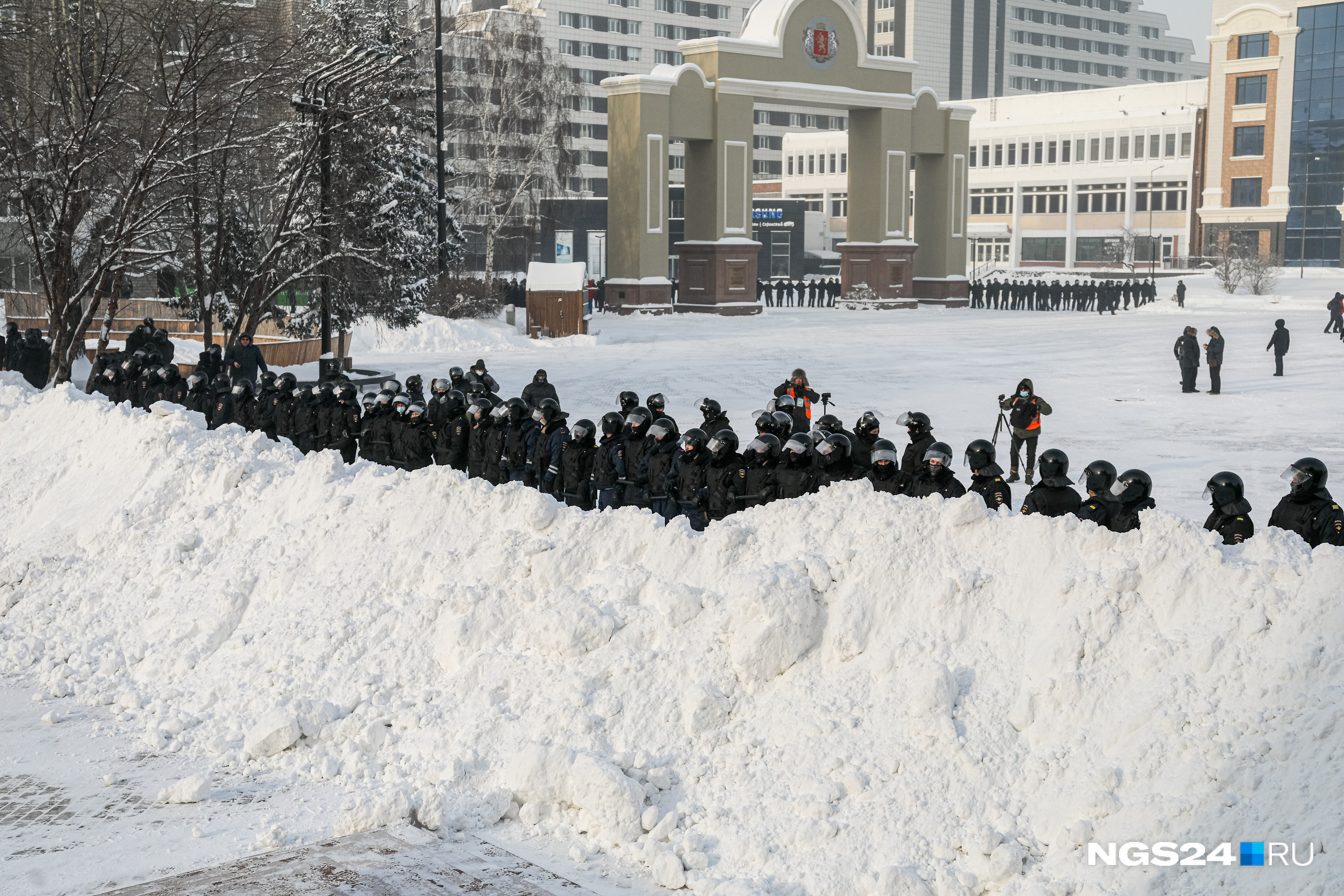 Снежно-оборонительная баррикада на митинге Снежно-оборонительная баррикада на митинге