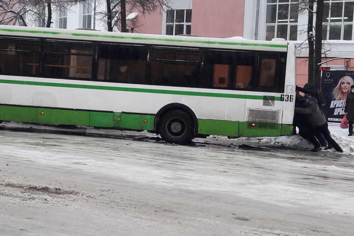 Ярославцы пытаются вытолкать здоровенный автобус
