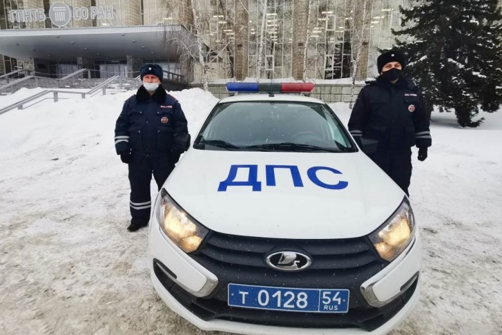 Автоинспекторы решили доставить мужчину в больницу как можно скорее, поэтому посадили его в автомобиль и поехали с включенным сигналом Автоинспекторы решили доставить мужчину в больницу как можно скорее, поэтому посадили его в автомобиль и поехали с включенным сигналом