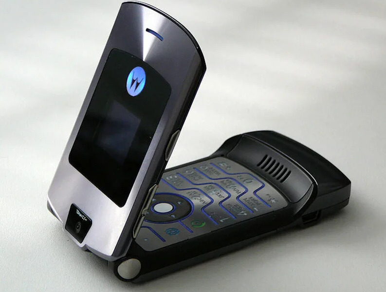 Motorola RAZR V3, 2004 год Motorola RAZR V3, 2004 год