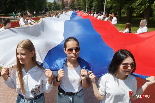 100-метровый флаг пронесли от площади Павших борцов до центральной набережной 100-метровый флаг пронесли от площади Павших борцов до центральной набережной