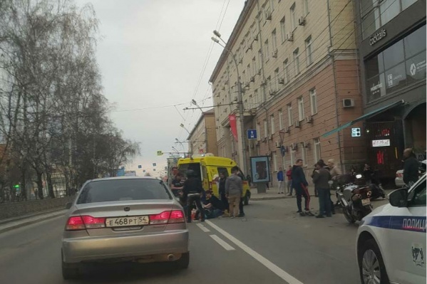 На месте работают скорая и полиция На месте работают скорая и полиция