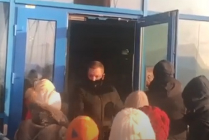 Охрана не пускает людей в аквапарк Охрана не пускает людей в аквапарк
