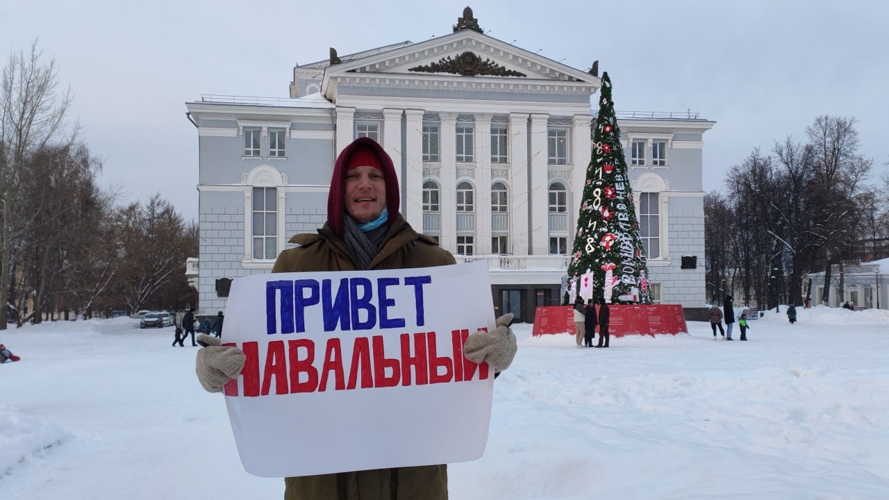 Сергей позирует на фоне знаменитого Пермского оперного театра Сергей позирует на фоне знаменитого Пермского оперного театра