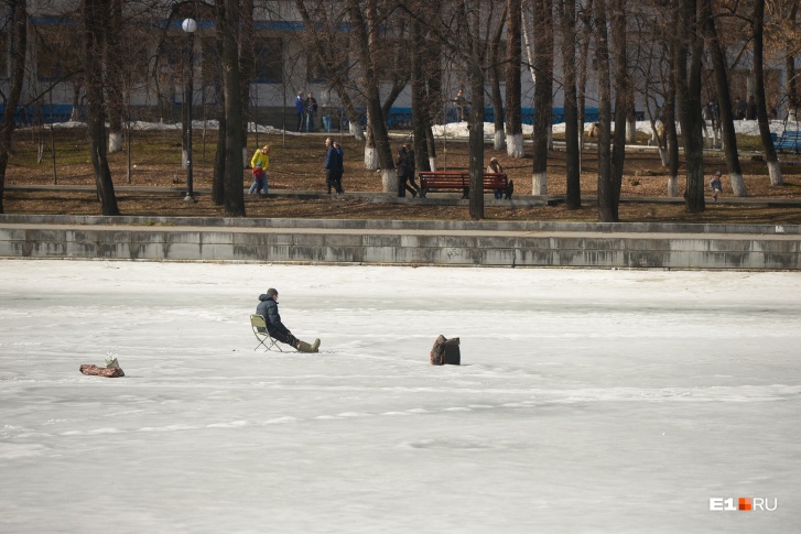 Перепись отчаянных: рыбаки по всему Екатеринбургу выходят на лед, несмотря на +19 градусов
