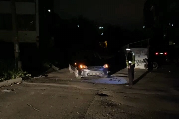 16-летнего парня увезли в больницу 16-летнего парня увезли в больницу