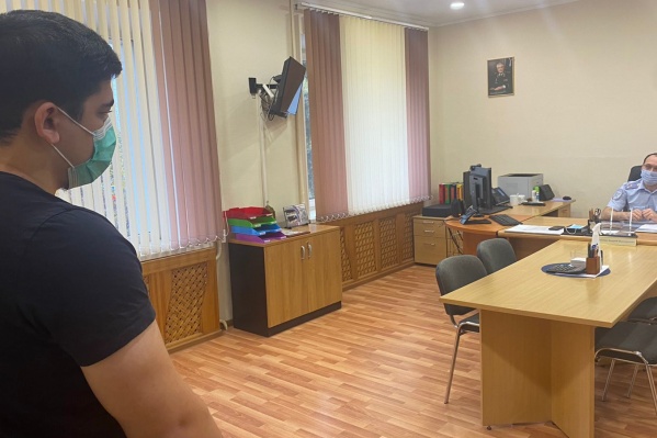 Мужчине 22 года. Он часто нарушает ПДД и не спешит оплачивать штрафы. Но так было до его поступка с поездкой по мосту. Теперь он на особом контроле ГИБДД Мужчине 22 года. Он часто нарушает ПДД и не спешит оплачивать штрафы. Но так было до его поступка с поездкой по мосту. Теперь он на особом контроле ГИБДД