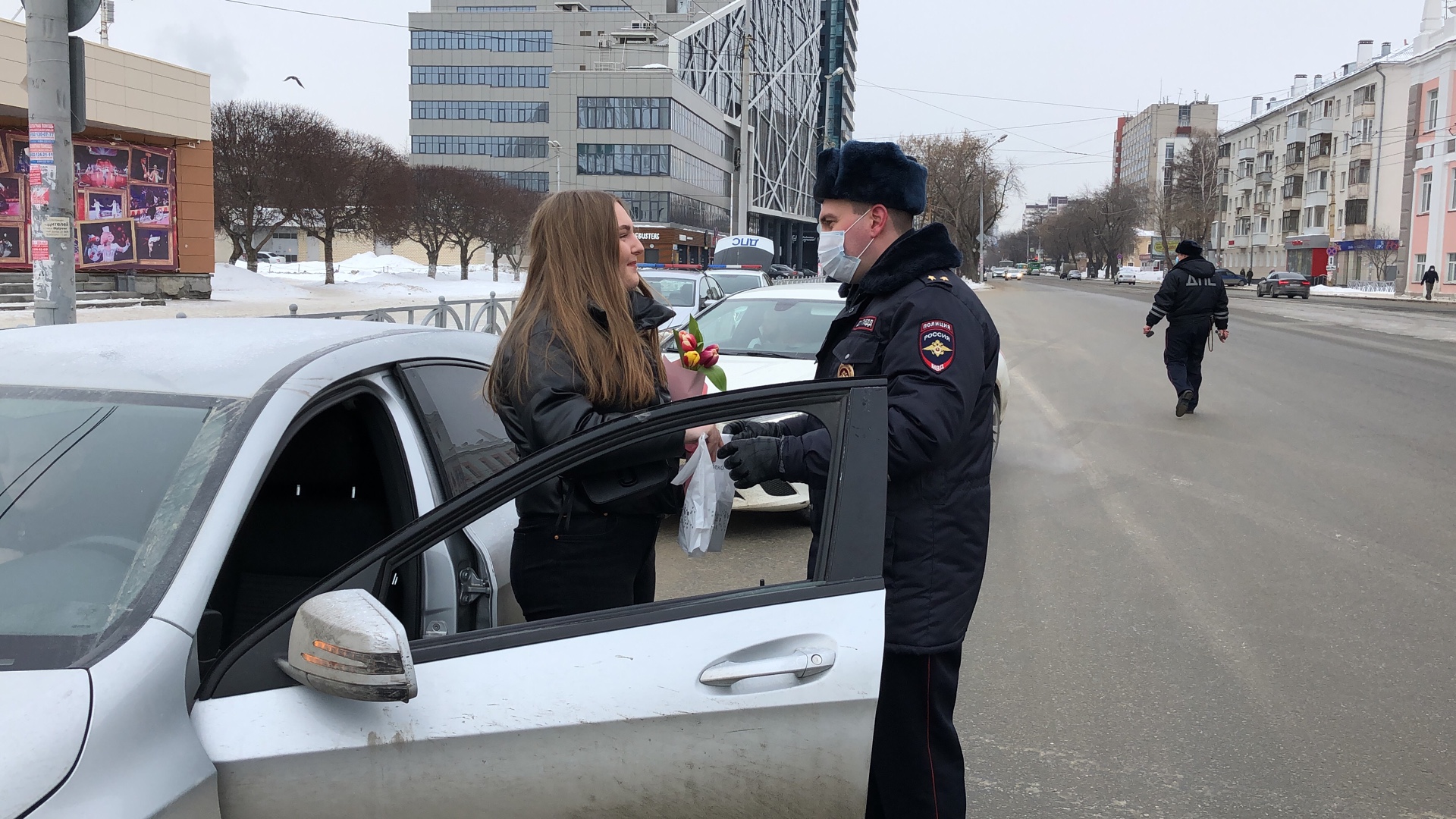 Угощают глинтвейном соседок и ставят добрые баннеры: собираем поздравления  с 8 Марта в режиме онлайн | 08.03.2021 | Екатеринбург - БезФормата