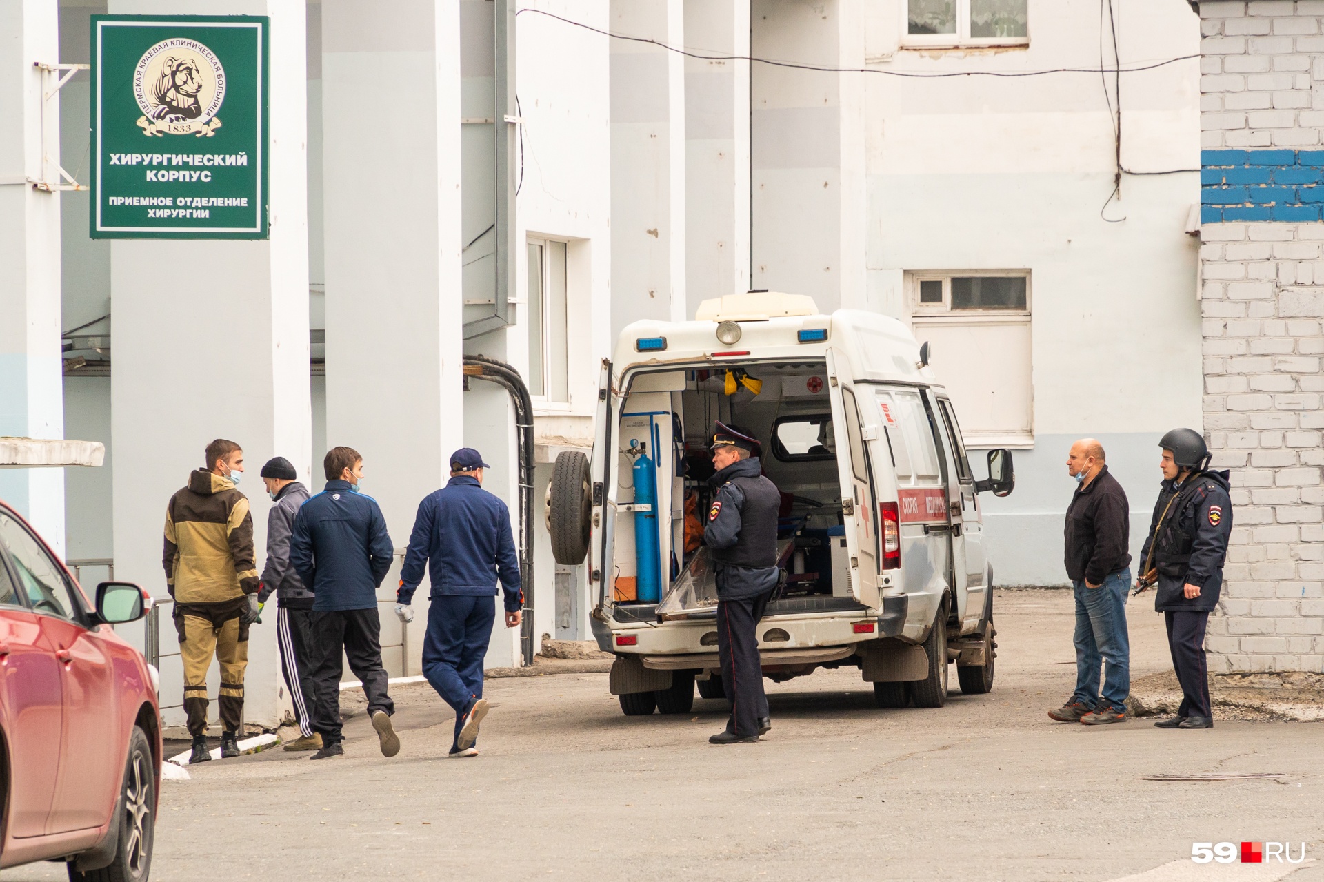 Раненых пациентов доставляли в Пермскую краевую клиническую больницу. Это фото сделано у хирургического корпуса больницы