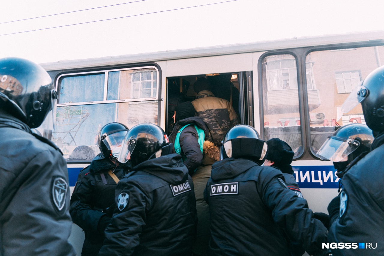Всех задержанных садили в автобус Всех задержанных садили в автобус