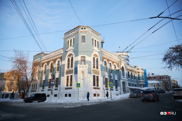 Фасады здания уже отреставрировали Фасады здания уже отреставрировали