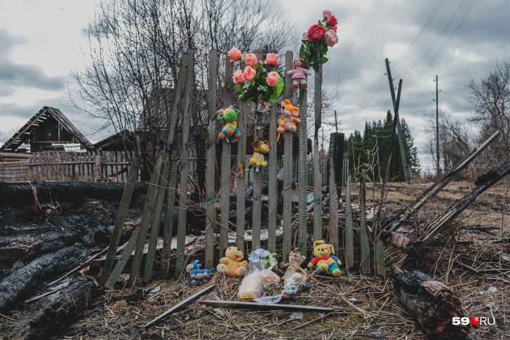 Люди принесли игрушки к месту трагедии в деревне Утёс Люди принесли игрушки к месту трагедии в деревне Утёс