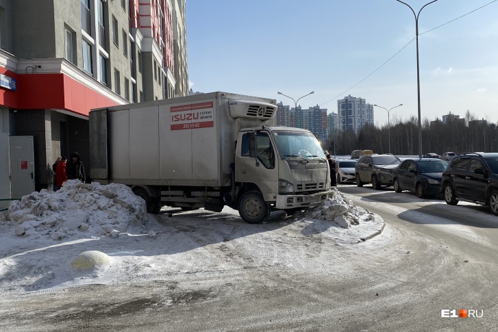 Кому надо пройти — прыгайте через сугробы Кому надо пройти — прыгайте через сугробы