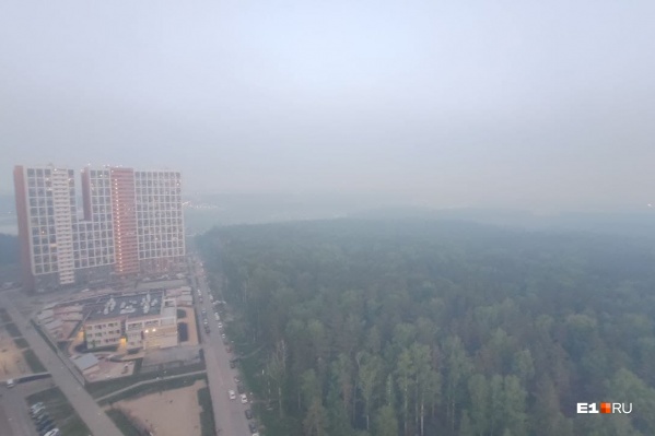 Город накрыло едким смогом. Синоптики уже рассказывали, откуда он взялся Город накрыло едким смогом. Синоптики уже рассказывали, откуда он взялся