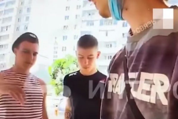 Парень в тельняшке ударил курьера в лицо, а затем повалил на землю Парень в тельняшке ударил курьера в лицо, а затем повалил на землю