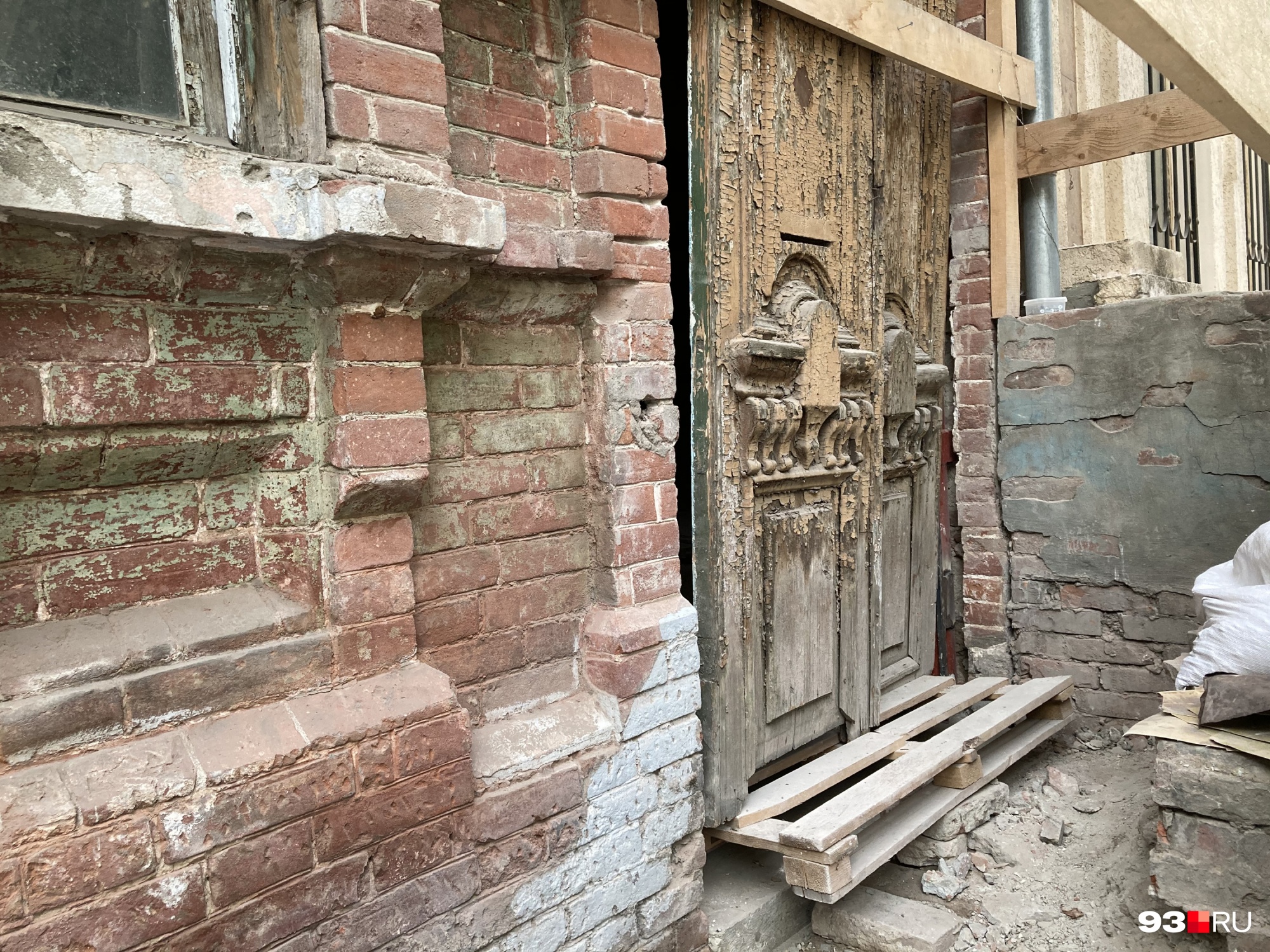 Дверь на улице Карасунской — одна из следующих целей краснодарских волонтеров 
