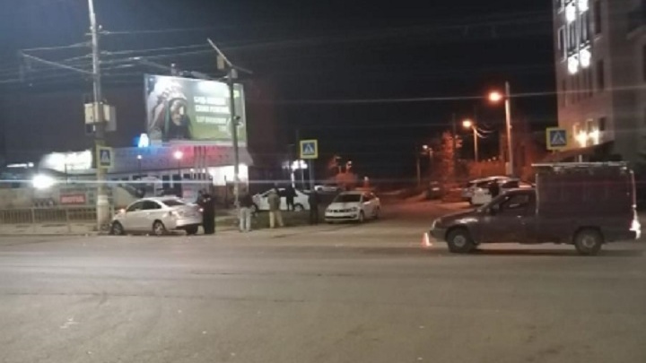 Женщина и 15-летняя девушка ранены. Выехавший на проспект Жукова лихач устроил массовую аварию