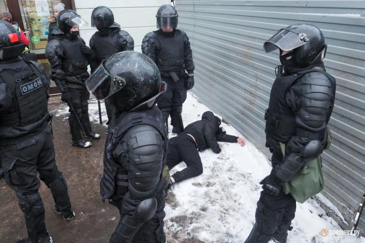 Балалайка как пропуск на Невский, драки с полицией и пистолет, который не  выстрелил. Петербургский протест повышает градус жестокости | 31.01.2021 |  Санкт-Петербург - БезФормата