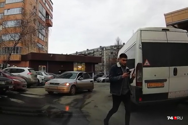 По словам очевидцев, мужчина сперва неправильно припарковал свою машину, а потом схватился за пистолет По словам очевидцев, мужчина сперва неправильно припарковал свою машину, а потом схватился за пистолет