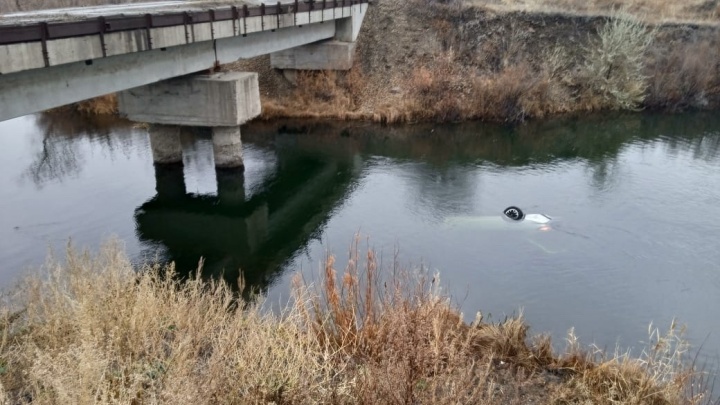 В сорвавшейся с моста в Магнитогорске машине погиб водитель
