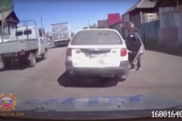 Отчим учил пасынка водить автомобиль Отчим учил пасынка водить автомобиль