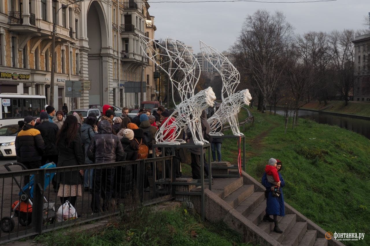 Около октября. Львы на черной речке СПБ. На набережной черной речки установили Львов. Прилетела во Львов. Крылатые на черной речке.