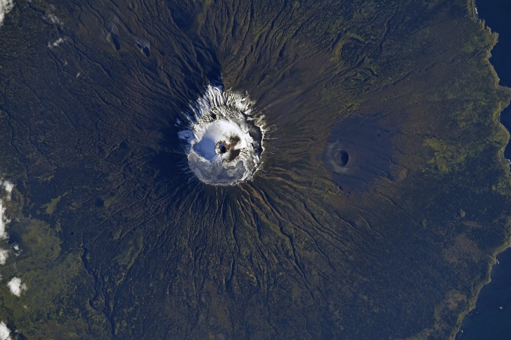 А это действующий вулкан Тятя, он находится на острове Кунашир