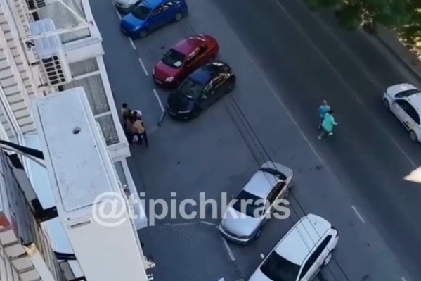 Потасовку засняла жительница дома Потасовку засняла жительница дома