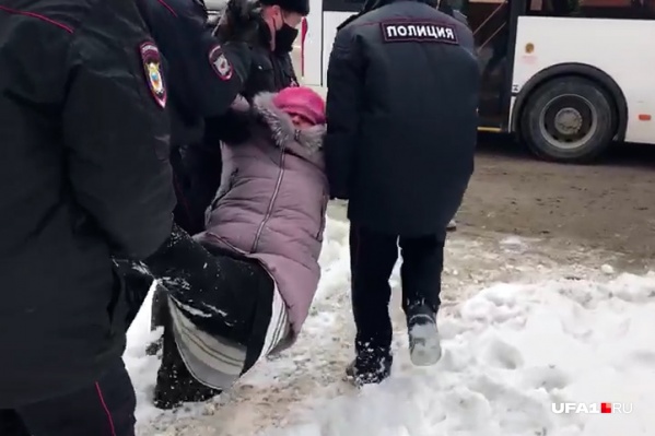 Бабушку заносят в автобус Бабушку заносят в автобус