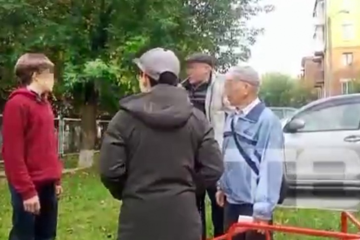 Взрослые выталкивали детей, оскорбляли и угрожали Взрослые выталкивали детей, оскорбляли и угрожали