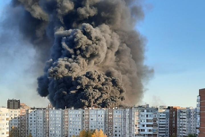 Крупный столб черного дыма поднялся на много километров над городом Крупный столб черного дыма поднялся на много километров над городом