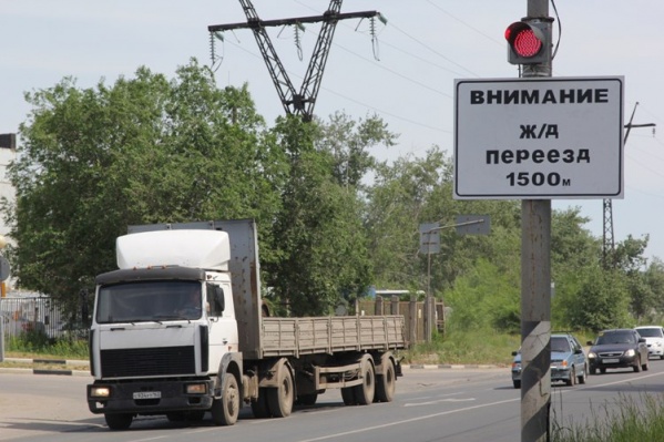 Хрящевское, как и Обводное шоссе, давно не справляются с потоком машин Хрящевское, как и Обводное шоссе, давно не справляются с потоком машин