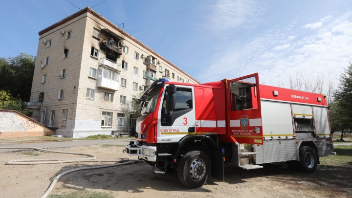 «Суббота началась "весело"»: в центре Волгограда в пятиэтажке сгорела квартира