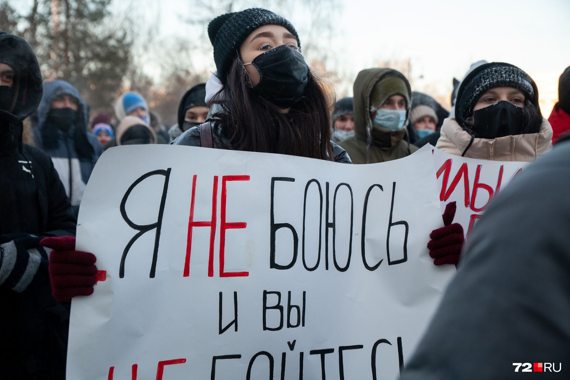 Плакатов было много. К концу акции стало меньше: митингующие рассказывали, что их вырывали из рук люди в гражданском Плакатов было много. К концу акции стало меньше: митингующие рассказывали, что их вырывали из рук люди в гражданском 