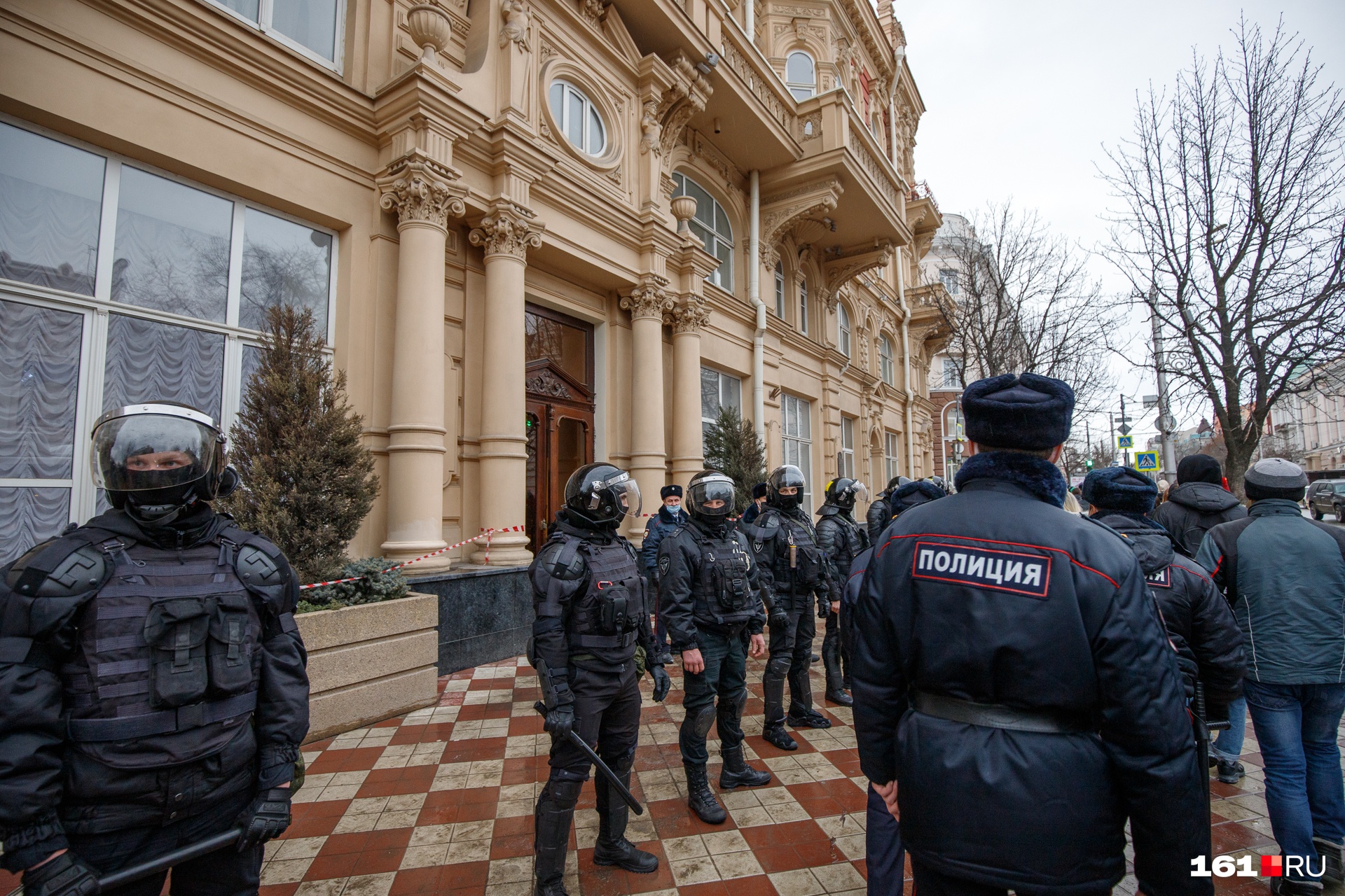 Полицейские и росгвардейцы оцепили здание ростовской администрации Полицейские и росгвардейцы оцепили здание ростовской администрации
