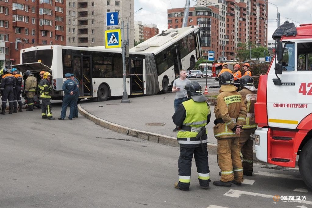 Пассажиравтотранс: Причина наезда на опору освещения автобуса в Петербурге пока неизвестна. Автобус был исправен перед рейсом