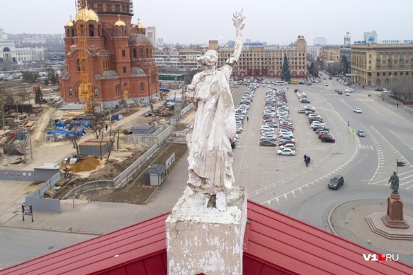 Скульптуры на здании Нового экспериментального театра попытаются реставрировать Скульптуры на здании Нового экспериментального театра попытаются реставрировать