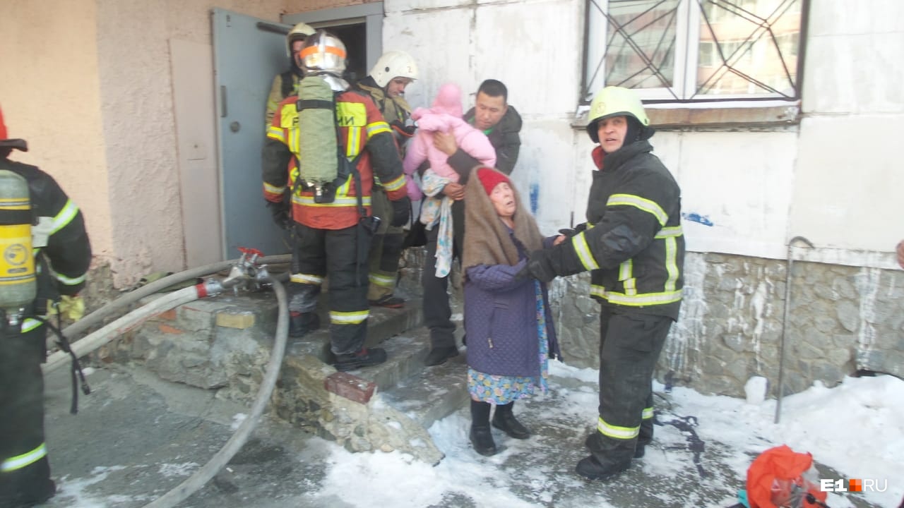 Пожарные эвакуировали с помощью масок дыхательных аппаратов тридцать человек, среди них было семь детей Пожарные эвакуировали с помощью масок дыхательных аппаратов тридцать человек, среди них было семь детей