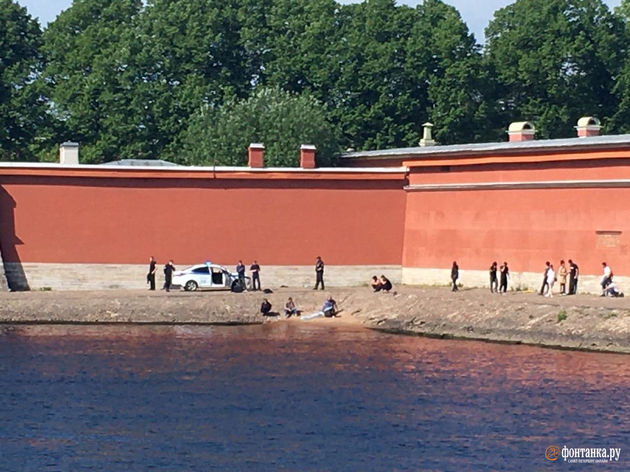 У Петропавловки в Петербурге выловили тело. Рядом плачет женщина