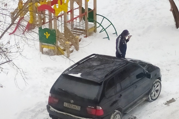 Тот самый BMW на детской площадке. Водителя, похоже, ничего не смущает Тот самый BMW на детской площадке. Водителя, похоже, ничего не смущает