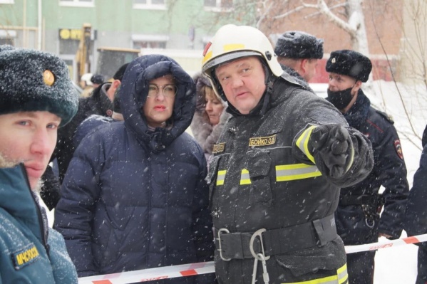 Мэр Елена Лапушкина и Олег Бойко на месте происшествия Мэр Елена Лапушкина и Олег Бойко на месте происшествия