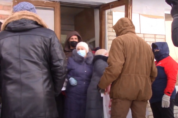 Толпа у входа в здание думы и администрации Александровска Толпа у входа в здание думы и администрации Александровска