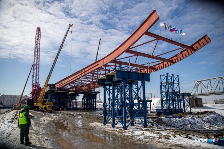 27 марта 2021 года строители начали надвигать пролетные строения четвертого моста
