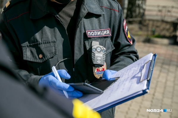 Полицейские проводят проверку Полицейские проводят проверку