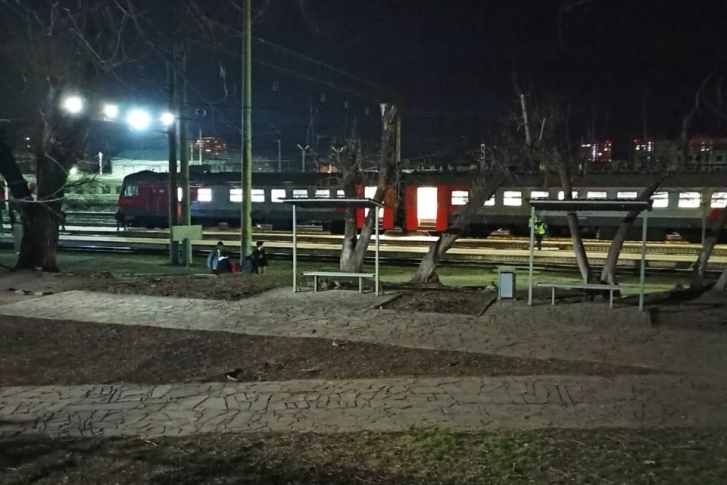 Пассажиров электрички вывели на улицу из-за найденных в вагоне сумок Пассажиров электрички вывели на улицу из-за найденных в вагоне сумок