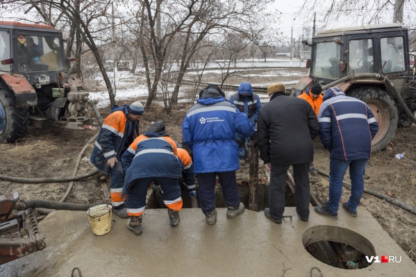 Сотрудники "Концессий водоснабжения" ищут место прорыва Сотрудники "Концессий водоснабжения" ищут место прорыва 