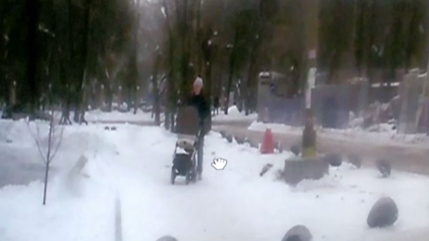 На Уралмаше доска с гвоздями едва не рухнула на маму с коляской: видео