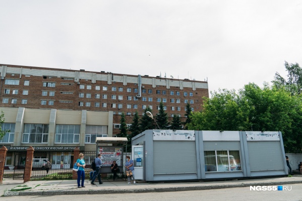 Обычно павильоны на омских остановках бывают двух видов — из металлопрофиля или из калёного стекла Обычно павильоны на омских остановках бывают двух видов — из металлопрофиля или из калёного стекла